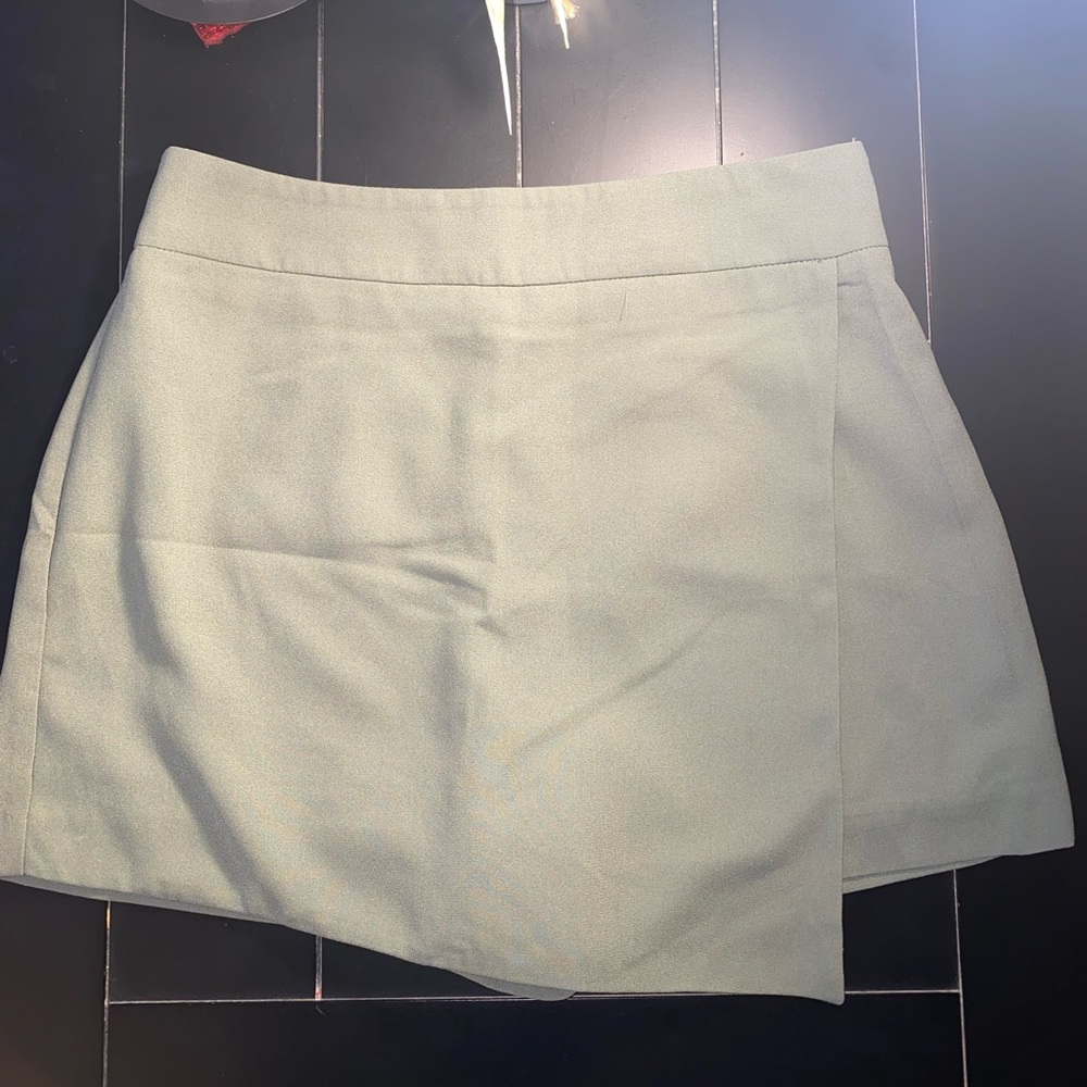 Super cute green skort from forever 21! Size medium, worn once
